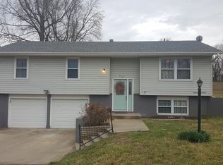 712 Kansa Dr, Ozawkie, KS 66070