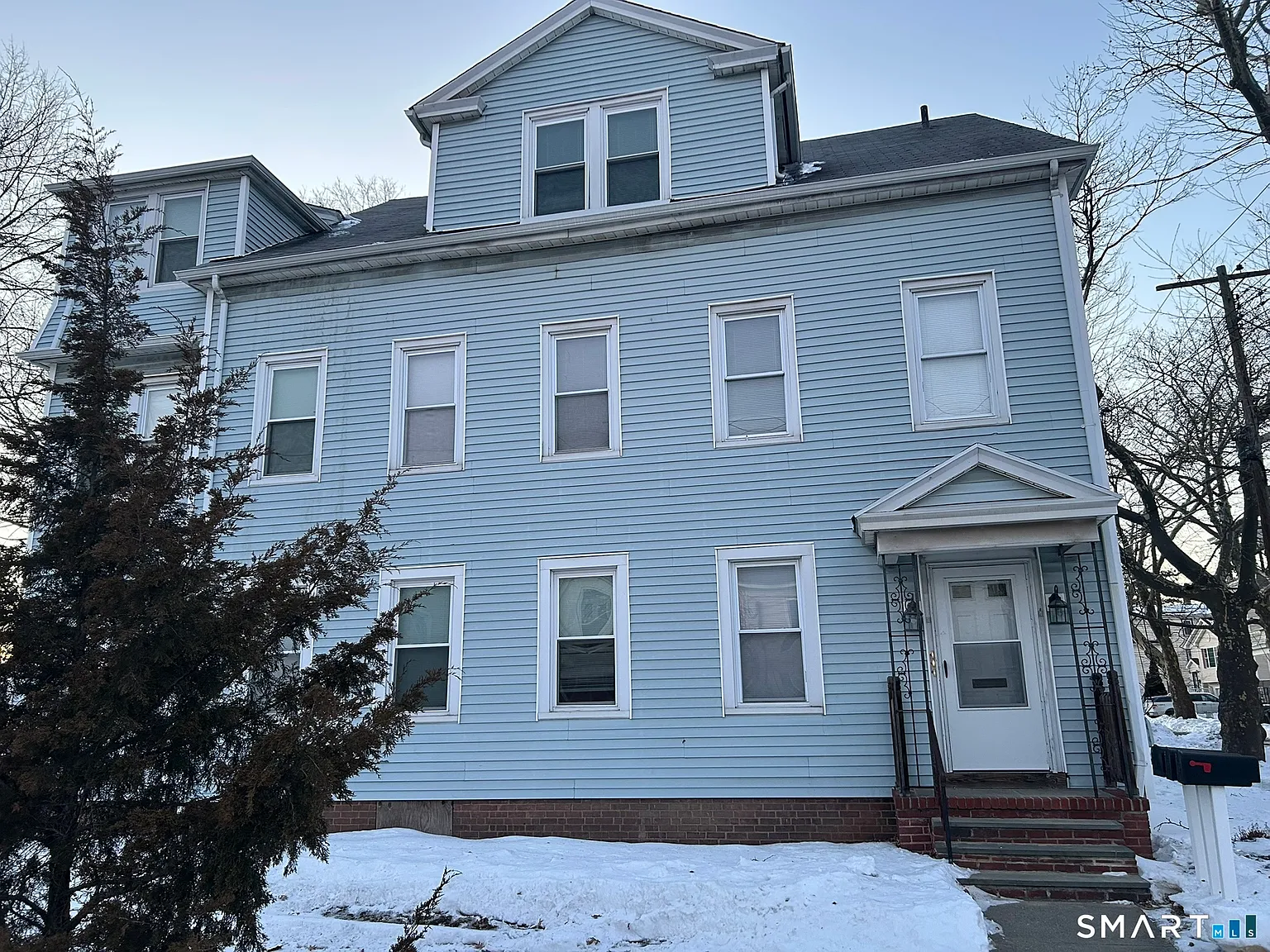 3 bed, 1.0 bath, 3840 sqft, $1,800 — Photo 1