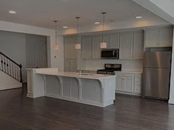 4th image of 404 Mayer Pl