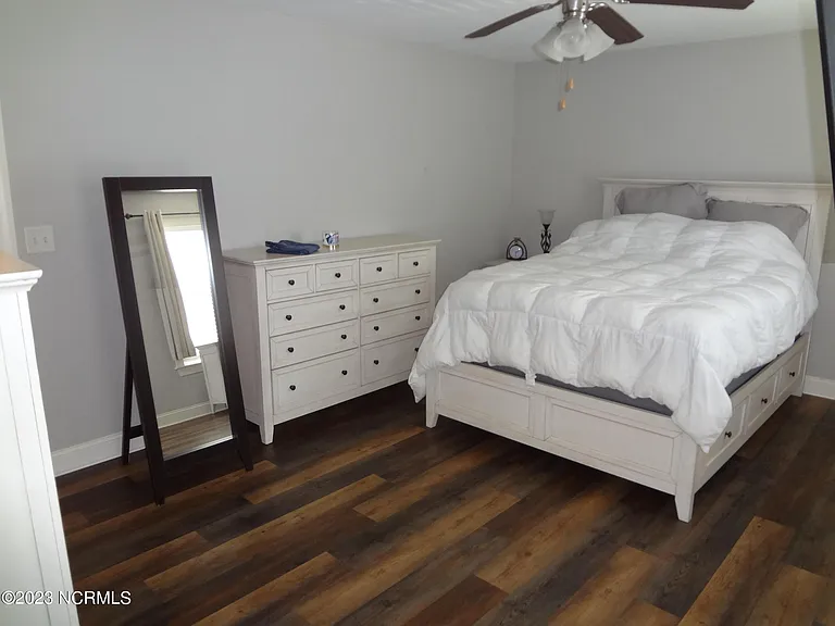 205 S Pointe Dr #B — Photo 29