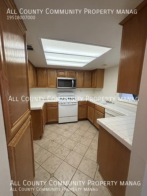 2 Bedroom 2 Bathroom with Loft Two Level Condo for Rent in Ontario — Photo 3