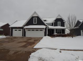 3535 Cobblestone Dr, Bettendorf, IA 52722