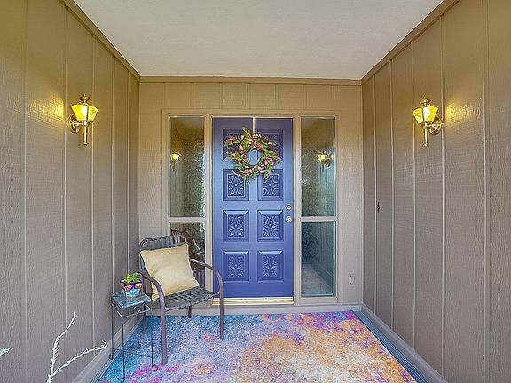 Great front porch, wow!