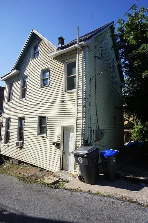 221 Walnut St — Photo 3
