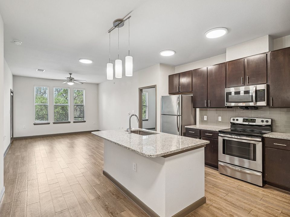 Modern Kitchen with Large Island at Park at Rialto Apartments, San Antonio