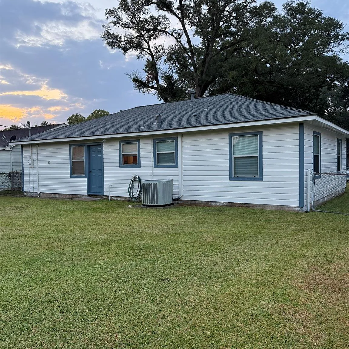 3 bed, 1.0 bath, 939 sqft, $1,600 — Photo 2