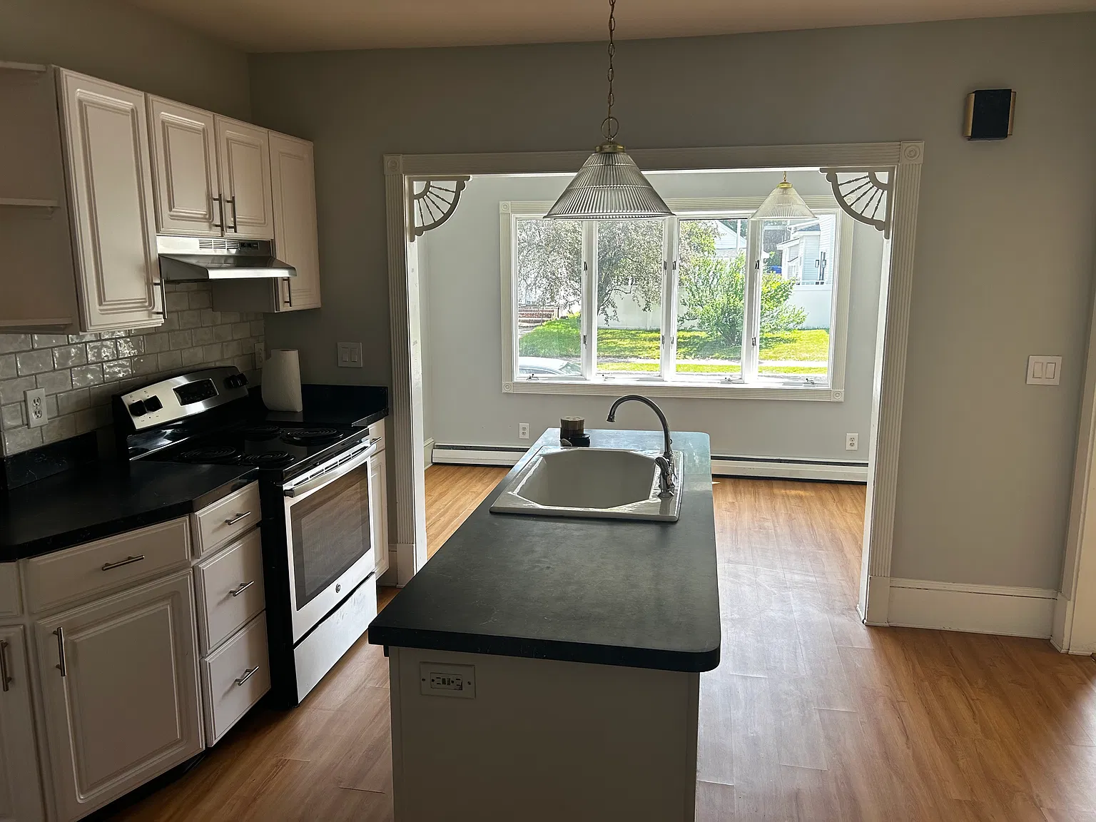 3 bed, 1400 sqft, $2,495 — Photo 2