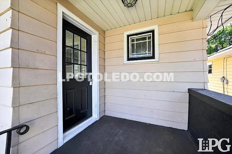 2 bed, 1.0 bath, 838 sqft, $1,200 — Photo 4