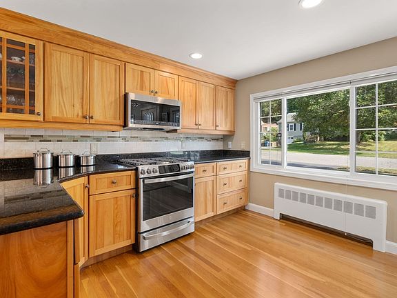 3rd image of 7 Cape Cod Ln