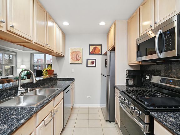 4th image of 2307 W Wolfram St APT 311