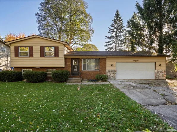 845 Harry Paul Dr, Lake Orion, MI 48362