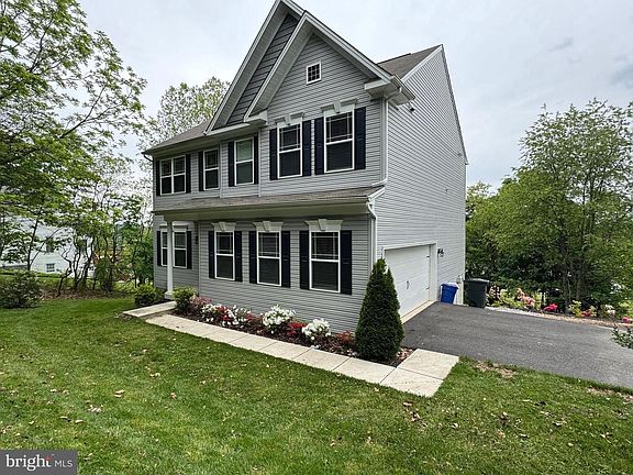 2nd image of 1003 Chestnut St