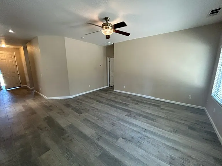 814 W James Ct — Photo 2