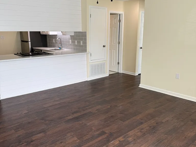 653 Carnathan Ct — Photo 3