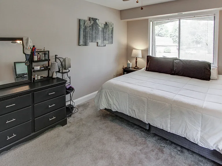 Hollandale Apartments — Photo 49