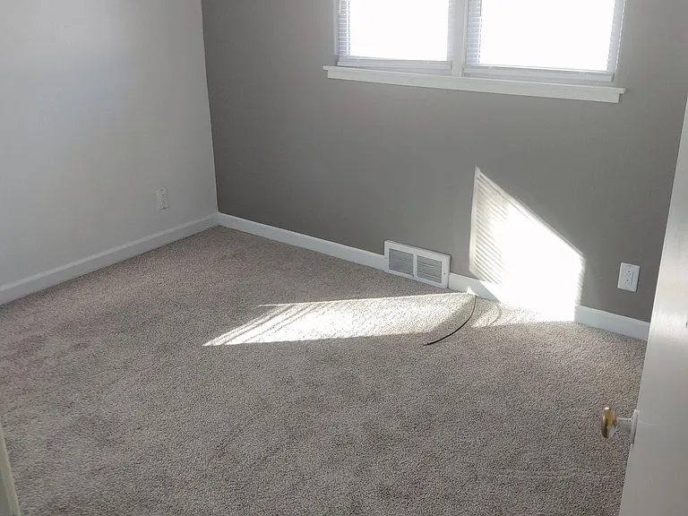 720 Gladys St — Photo 3