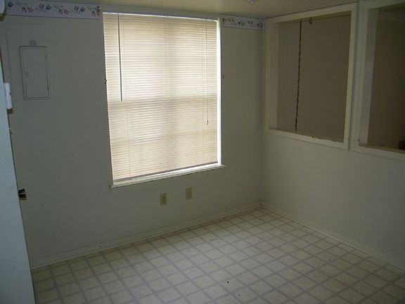 4th image of 4528 NE Arlington Ave