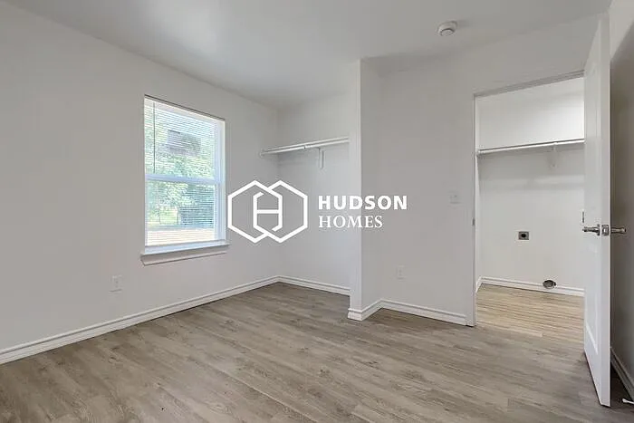 1312 Oak St — Photo 8