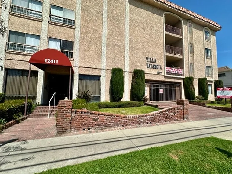 Villa Valencia Apartments — Photo 18