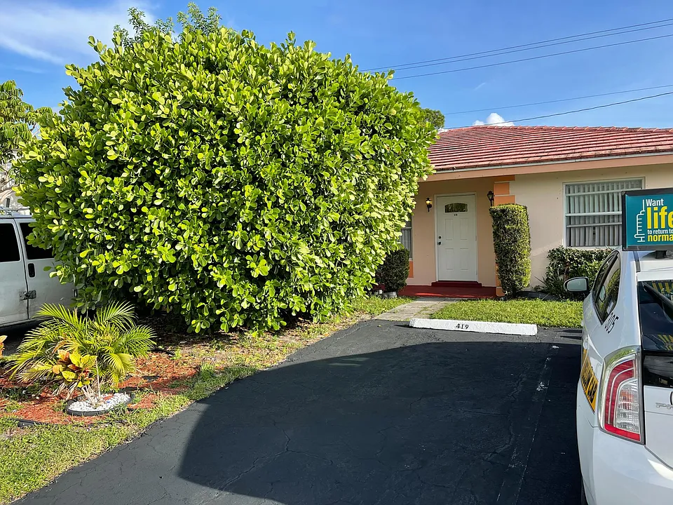 419 SW 15th St