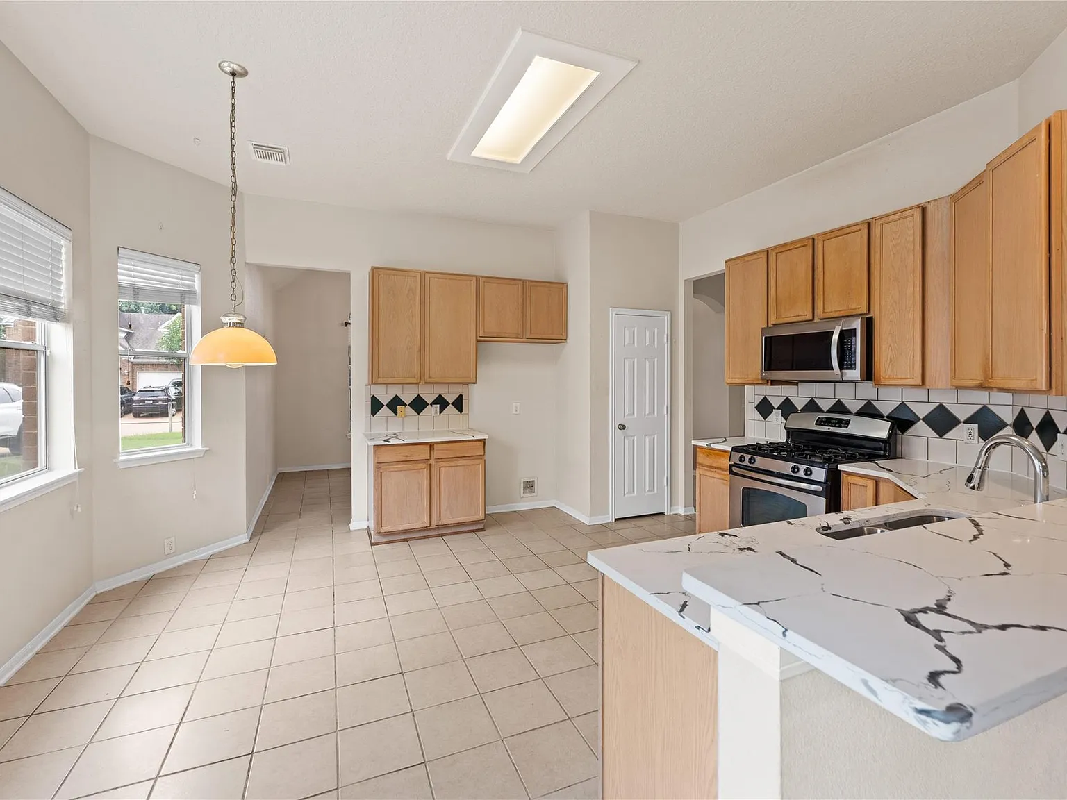 3 bed, 2.0 bath, 1817 sqft, $2,300 — Photo 4