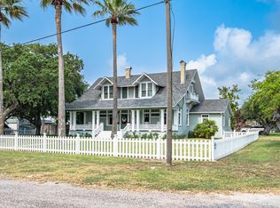 617 N Magnolia St, Rockport, TX 78382