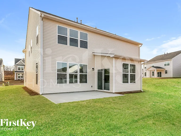 557 Hillpark Ln — Photo 14