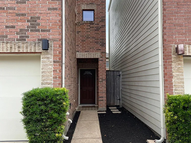 9818 Meredith Elise Ct — Photo 3