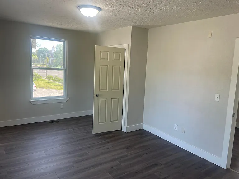918 Elm St — Photo 17