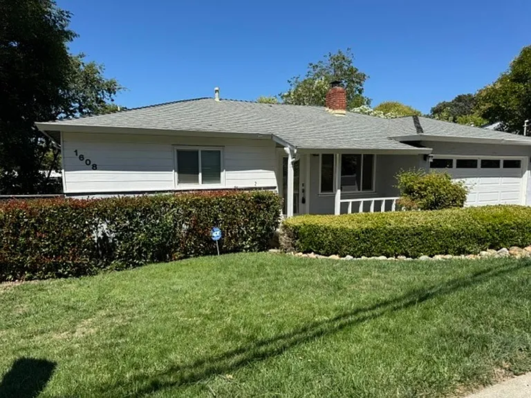 1608 Poplar Dr — Photo 2