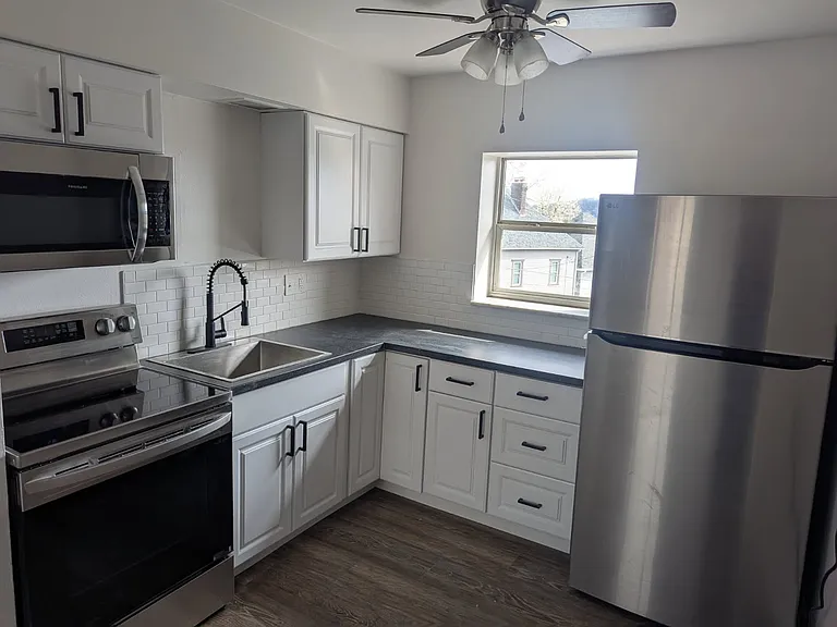 300 California Ave #3 — Photo 1