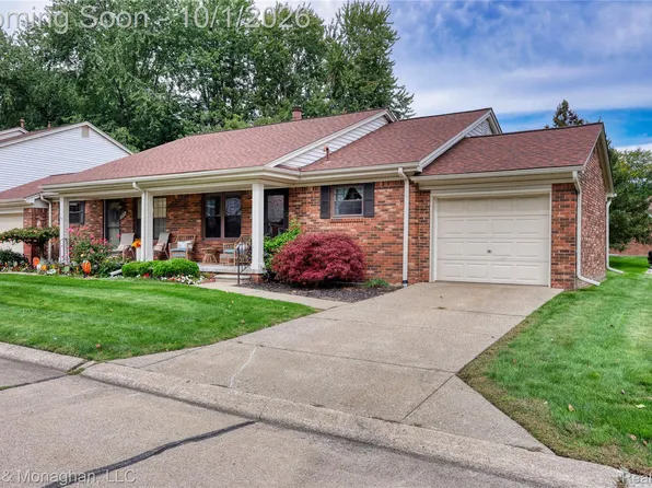 28061 Shadowood Ln, Harrison Township, MI 48045