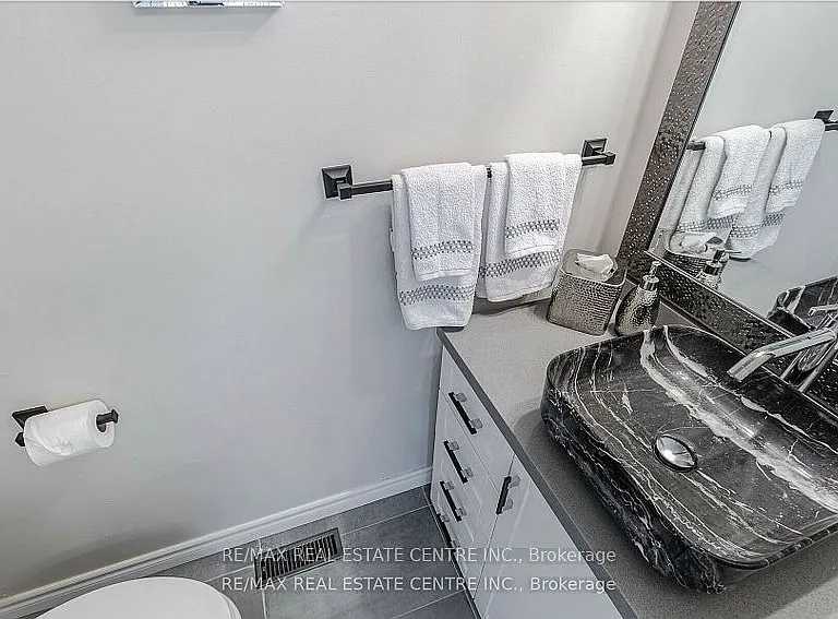 2046 Glenada Cres — Photo 17