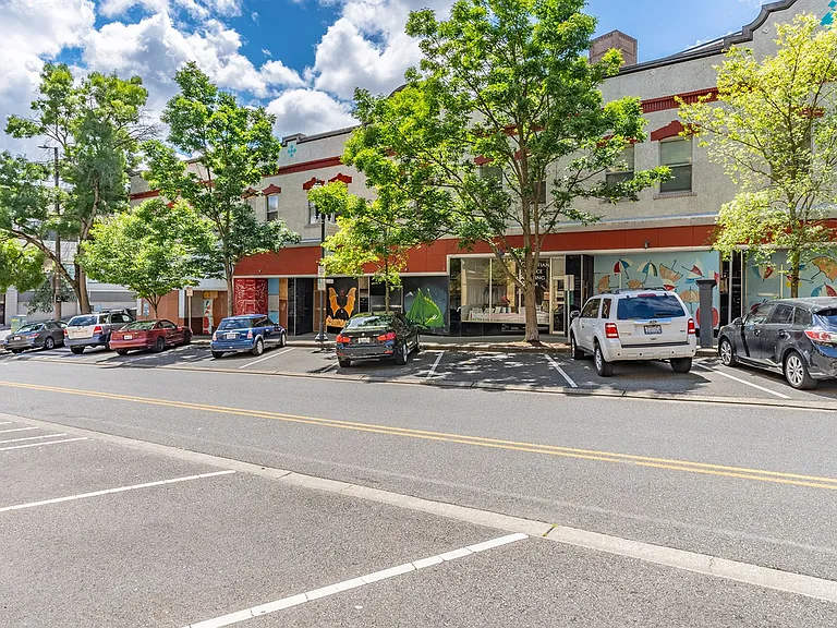 Rialto Apartments Historic Charm Meet Attainable Urban Living — Photo 21