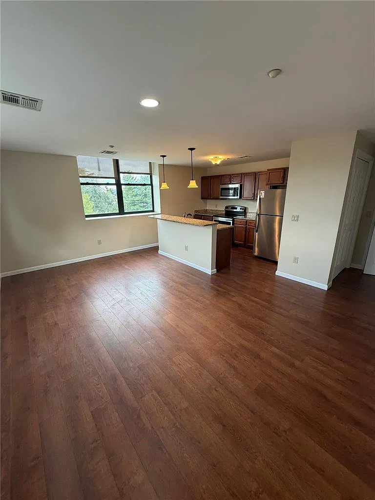 2 bed, 1.0 bath, 1033 sqft, $2,100 — Photo 3