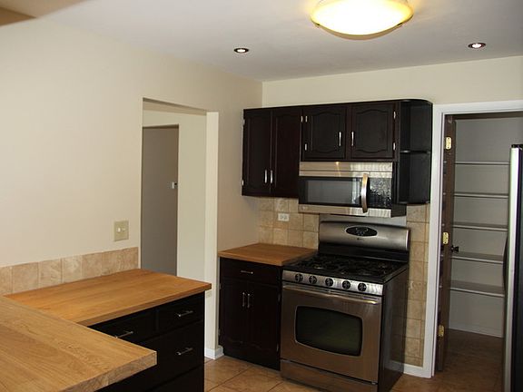 5th image of 607 Hanover Ct Unit V2