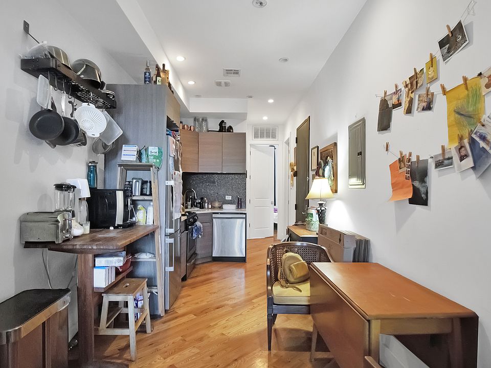 1st image of 382 Quincy St #3