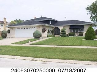 9429 S 69th Ct, Oak Lawn, IL 60453
