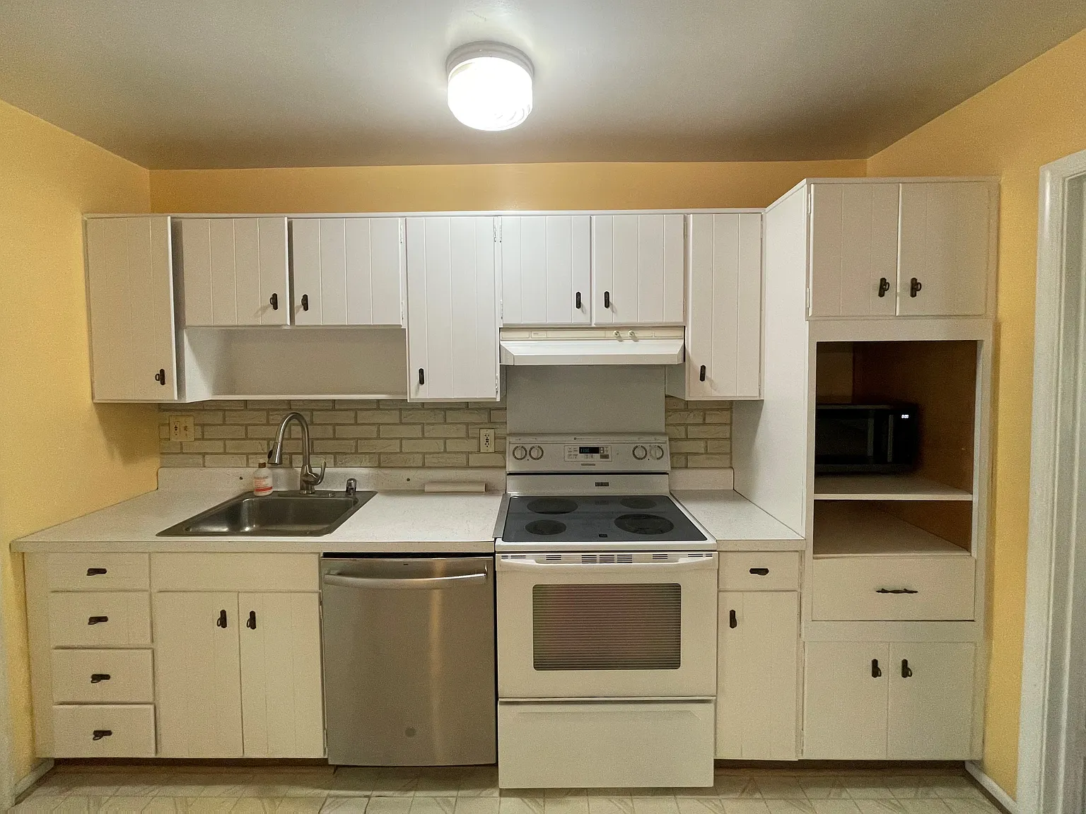 Spacious home located near Tysons Corner. 4BR 2.5 BA — Photo 3