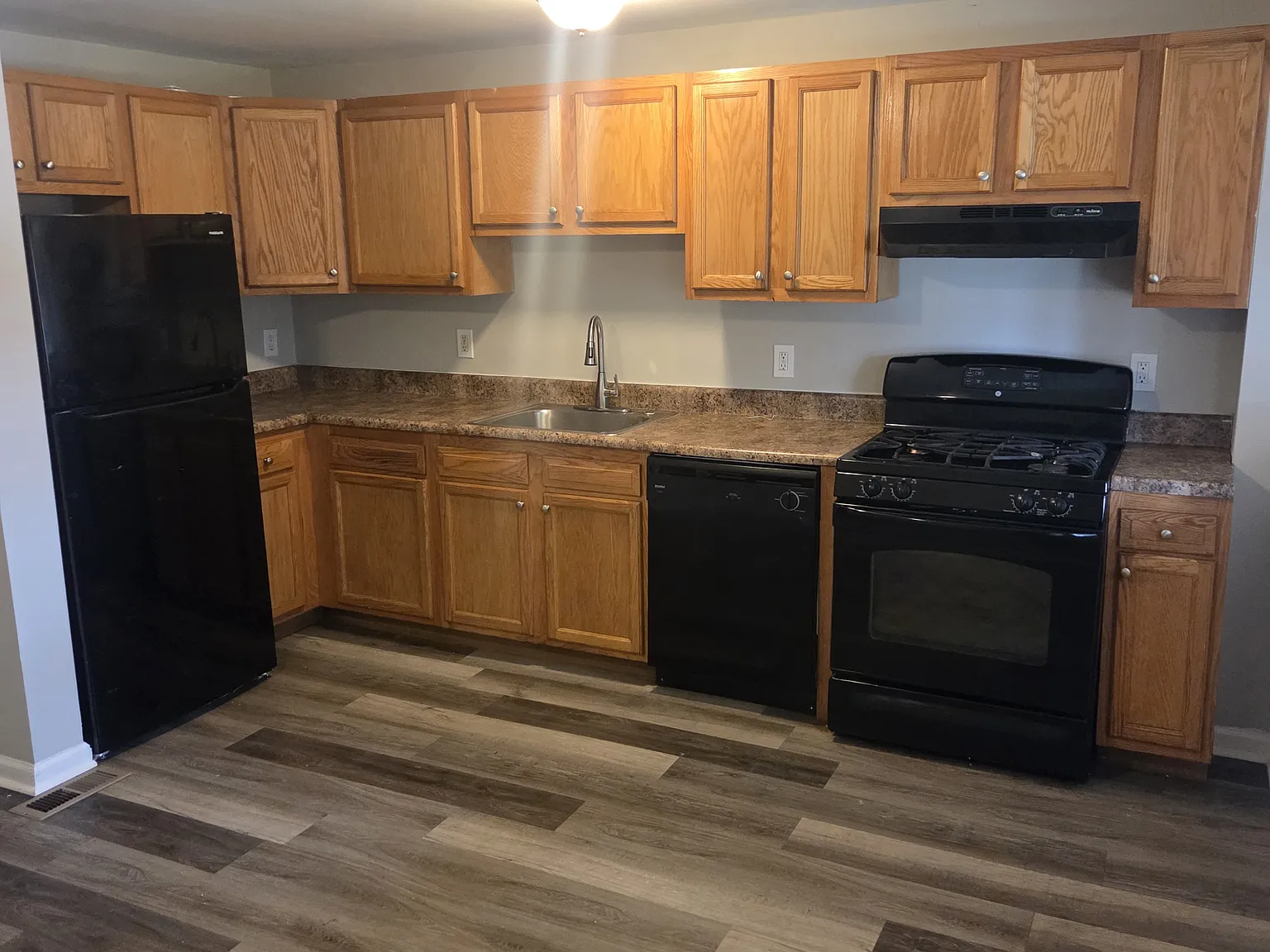 3 bed, 1024 sqft, $1,750 — Photo 2