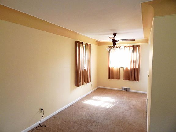 4th image of 3918 Mantell Ave