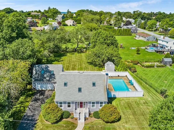 41 Soares Dr, Portsmouth, RI 02871