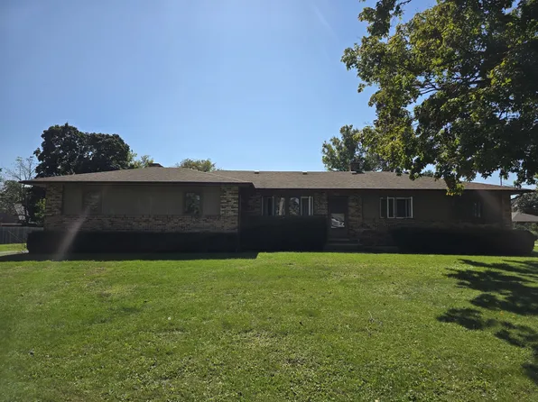 421 W Kimball Ave, Woodstock, IL 60098