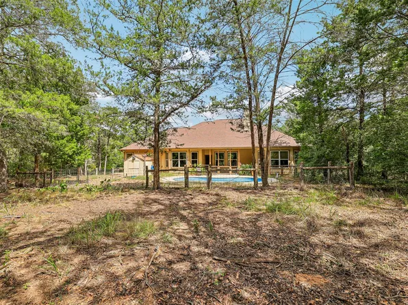 267 Corral Rd, Smithville, TX 78957