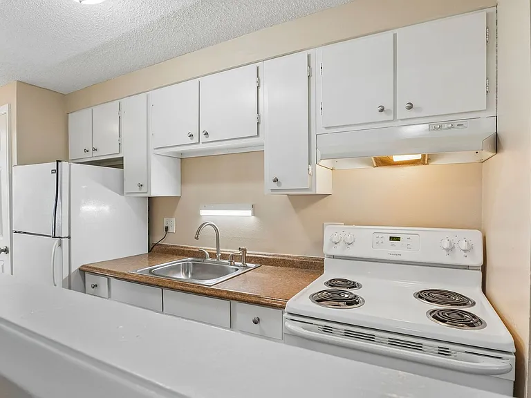 Lorinda Apartments — Photo 34