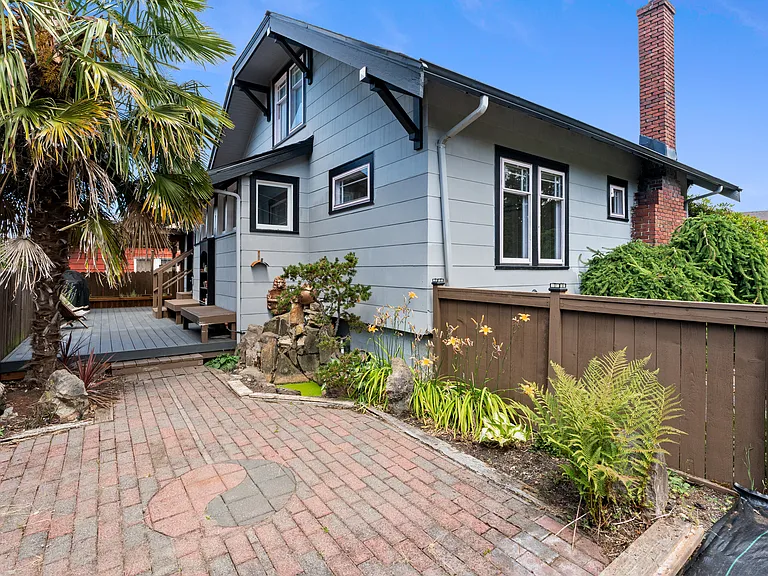 1102 N Anderson St — Photo 15