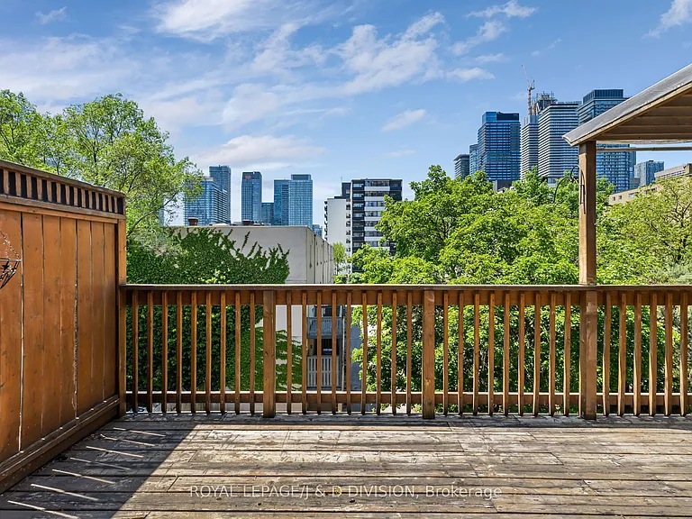 8 Huntley St — Photo 32