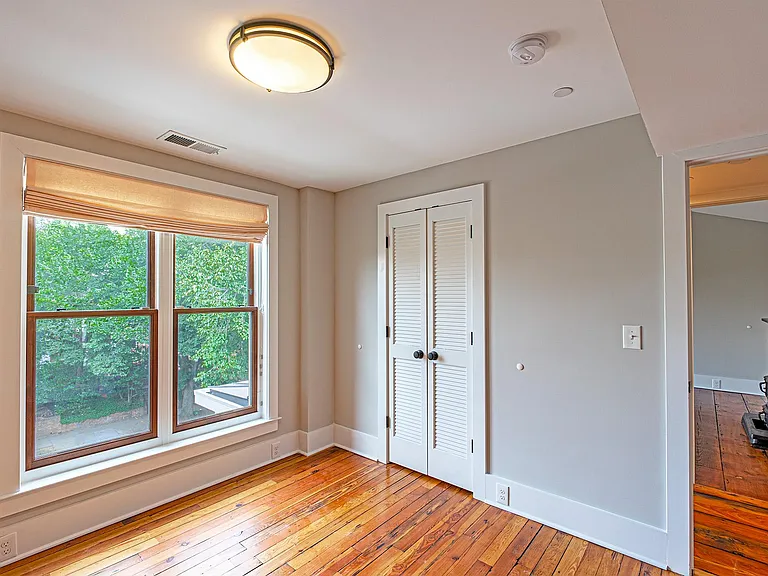 325 D St SE — Photo 55