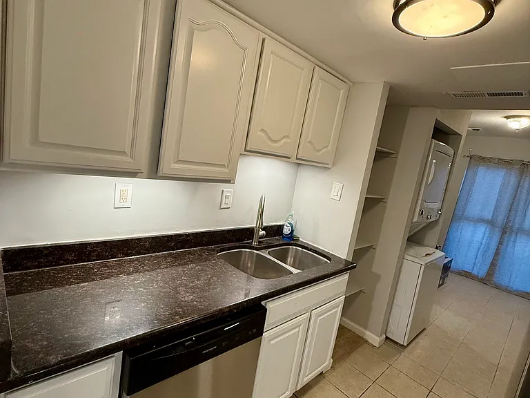 238 N Stevenson Sq — Photo 9