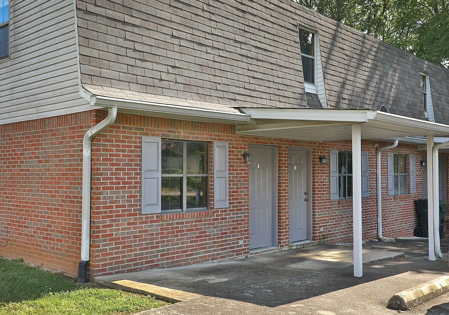 South Campus Place Townhome! — Photo 4